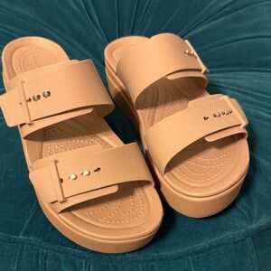 Crocs women’s 9 Brooklyn Buckle